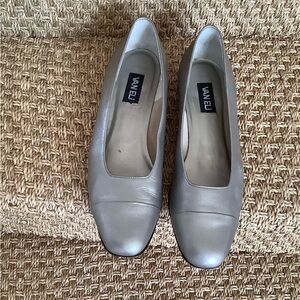 LADIES VANELI OPAL SILVER NAPPA LEATHER CAP TOE BALLET FLATS SZ 13